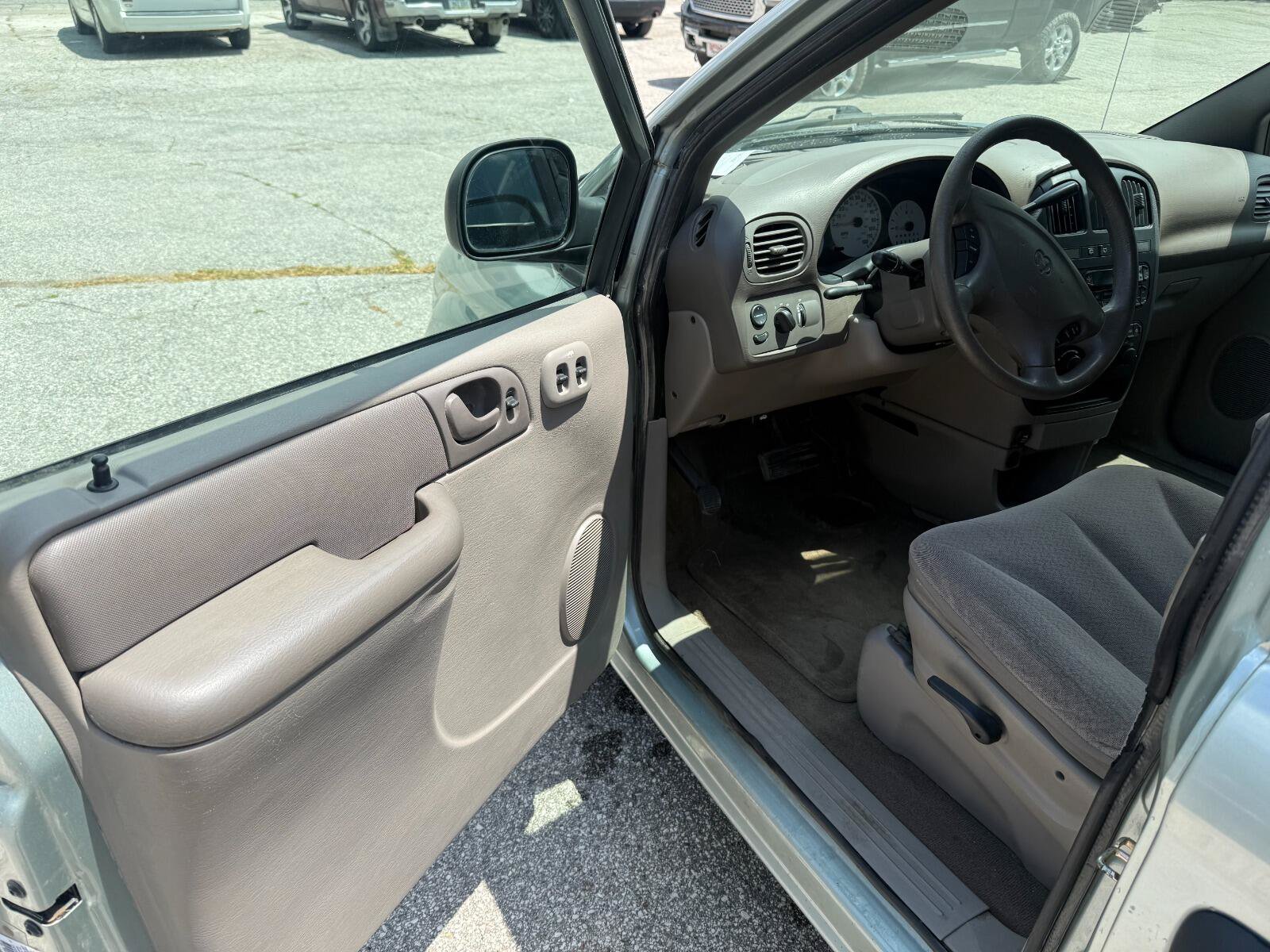 Used 2003 Dodge Caravan SE FWD image 10