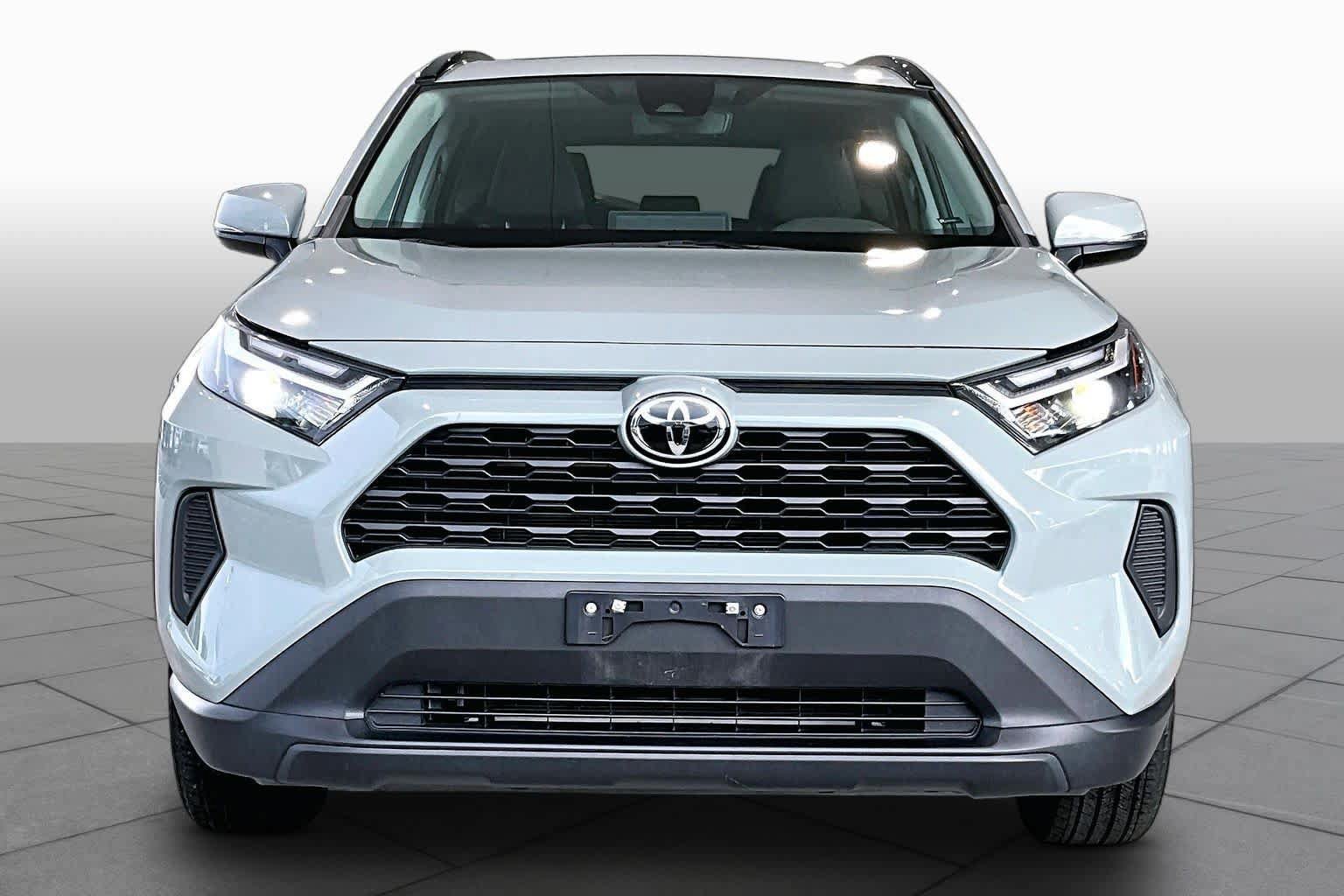 Used 2022 Toyota RAV4 XLE w/ Convenience Package FWD image 3
