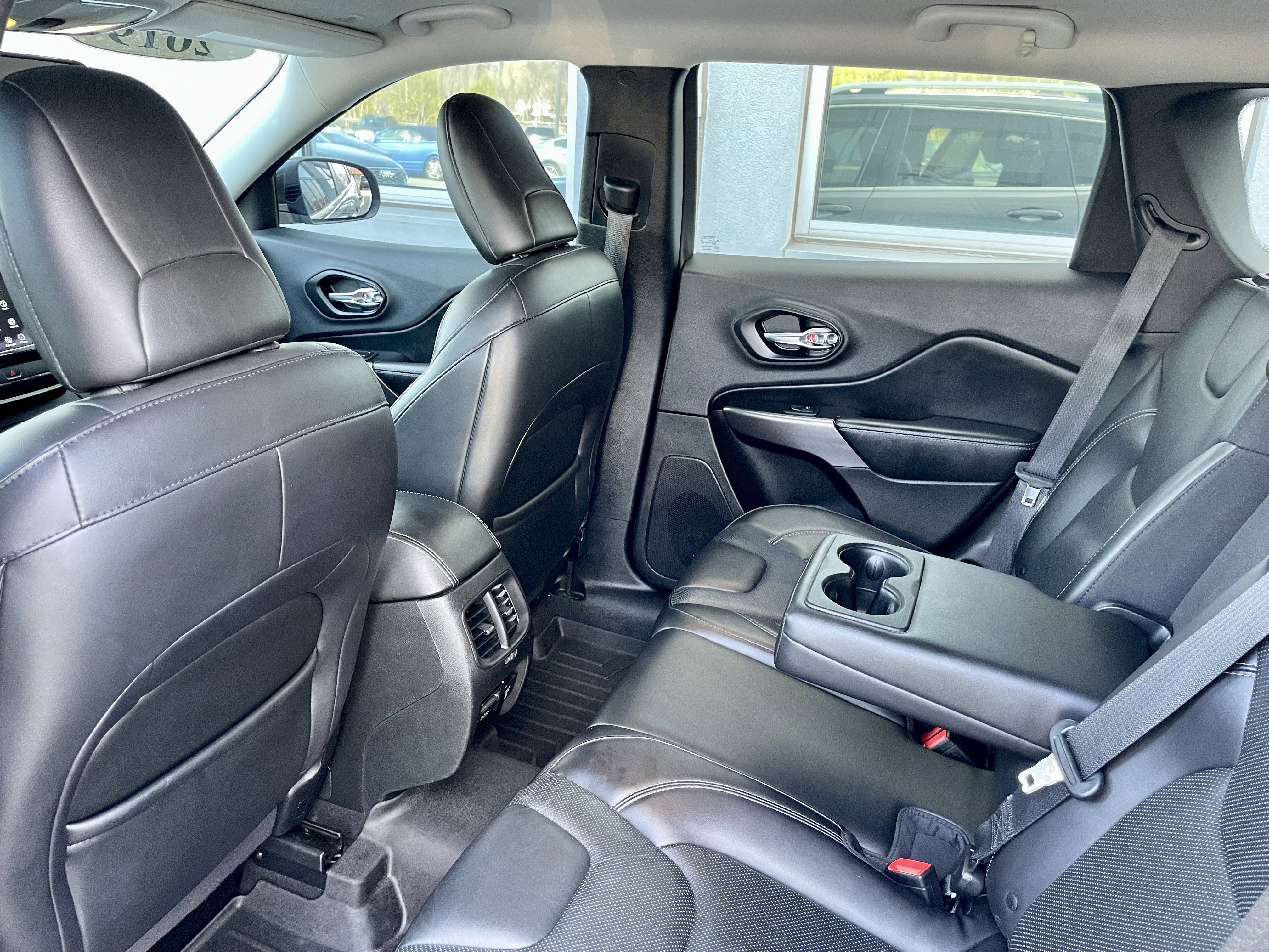 Used 2019 Jeep Cherokee Limited image 28