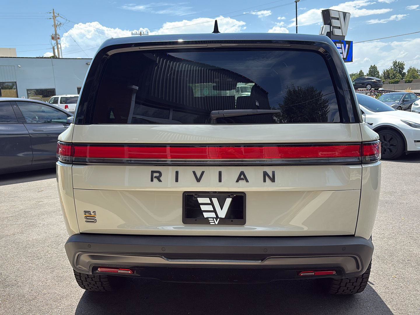 Used 2025 Rivian R1S Adventure AWD/4WD image 7