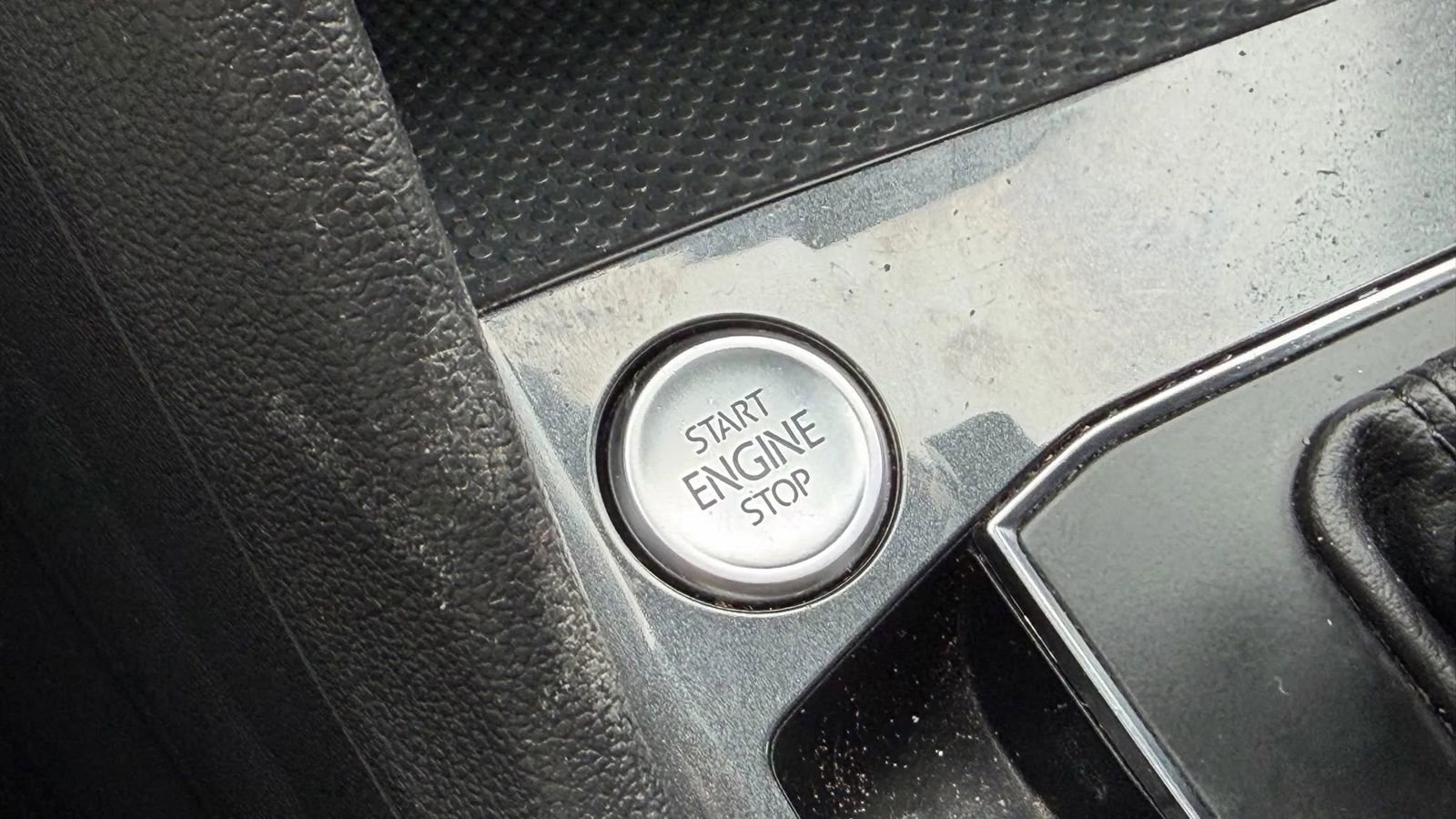 Used 2018 Volkswagen Tiguan SE w/ Panoramic Sunroof Package image 39