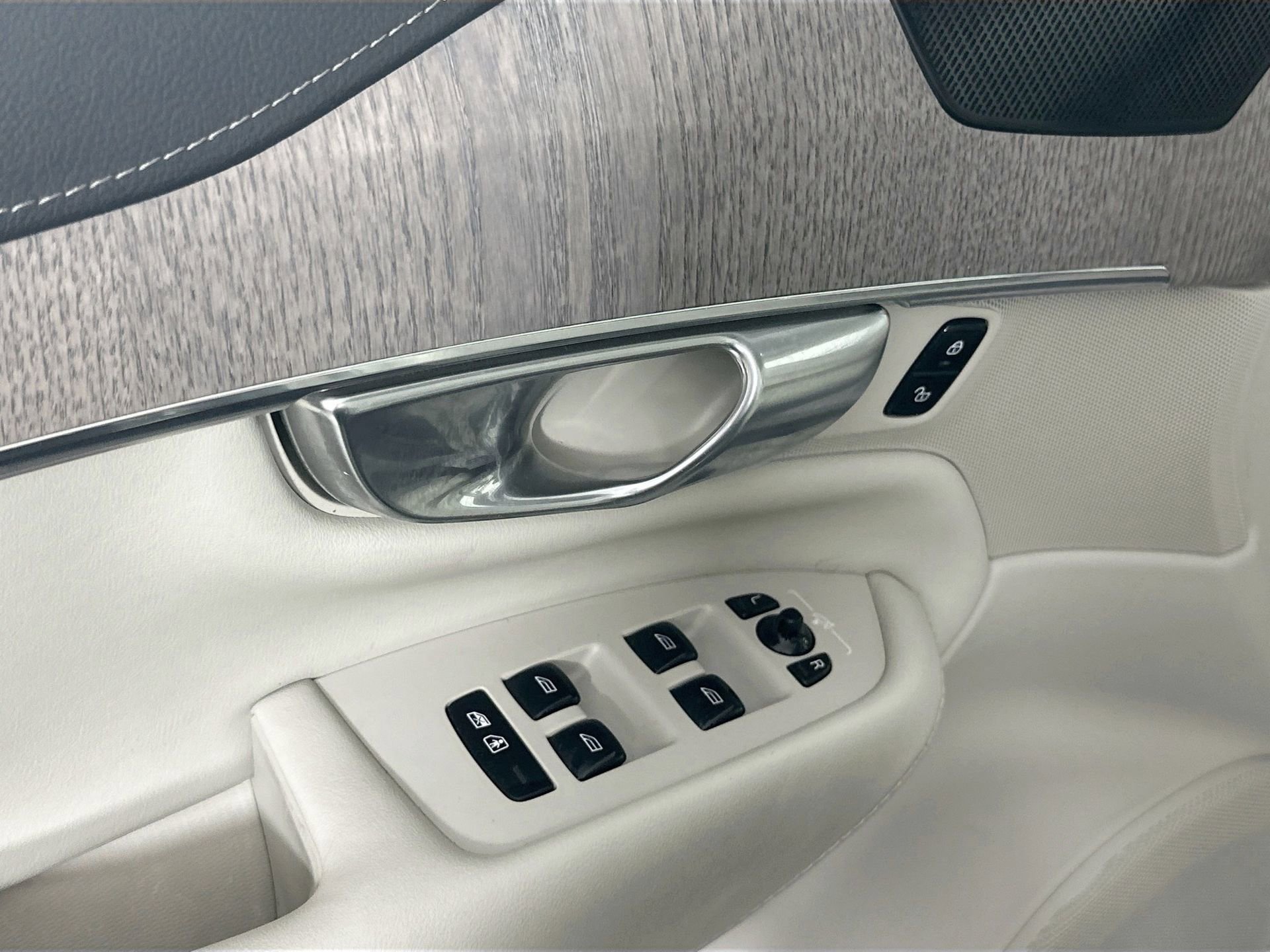 Certified 2024 Volvo XC90 B5 Plus image 18