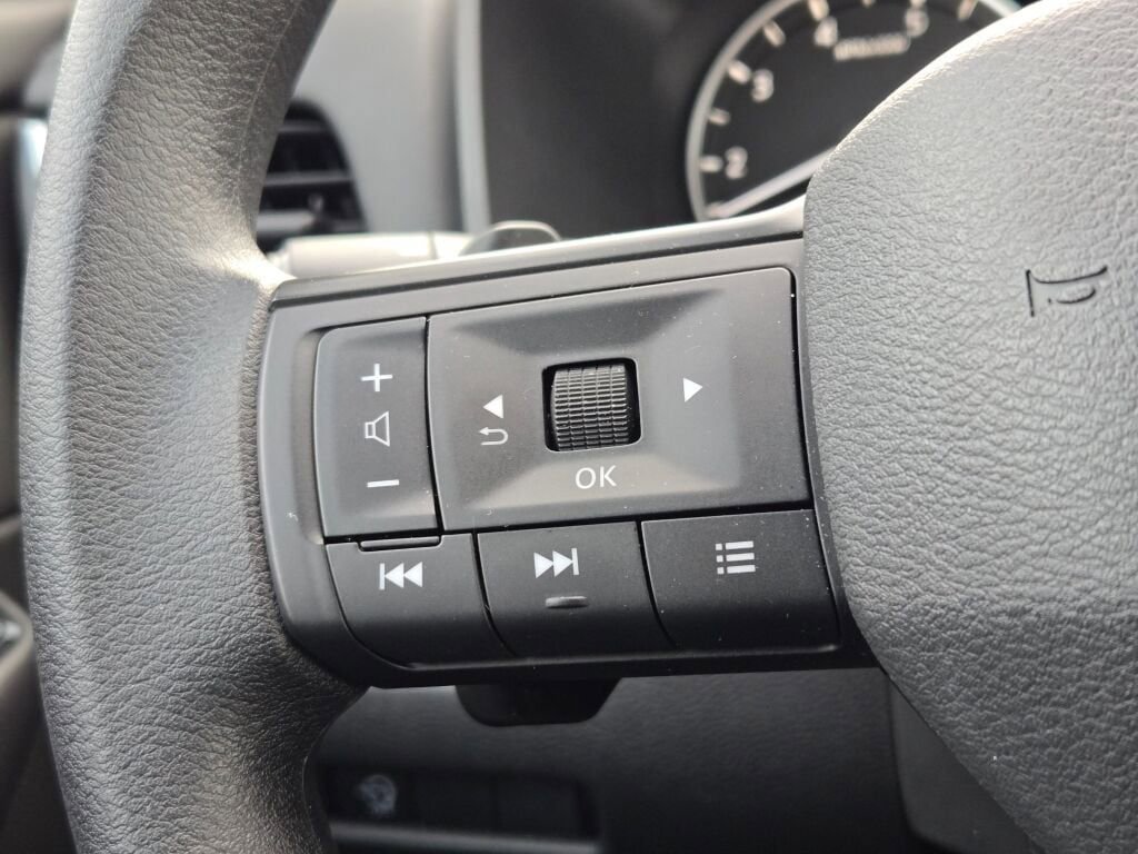 Used 2025 Nissan Rogue S image 28