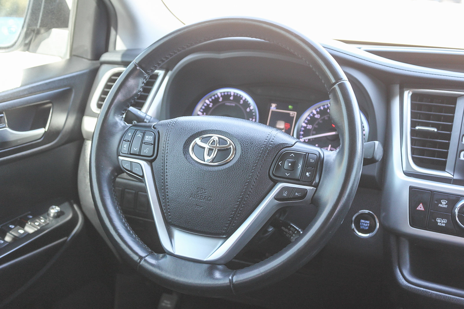 Used 2019 Toyota Highlander SE image 17