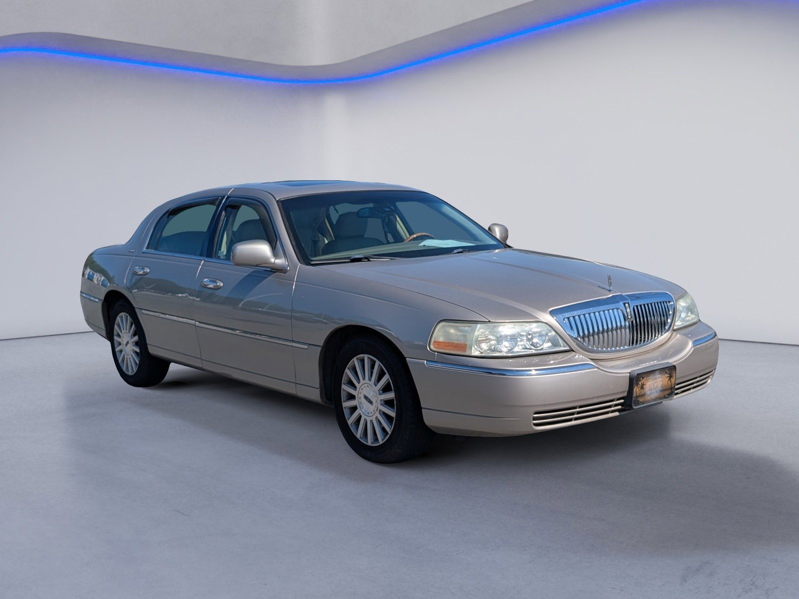 Used 2003 Lincoln Town Car Signature RWD image 3
