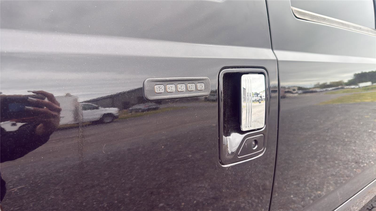 Used 2015 Ford F250 Platinum w/ FX4 Off-Road Package AWD/4WD image 31