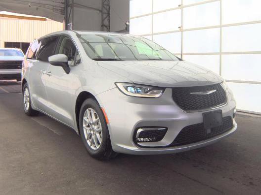 Used 2023 Chrysler Pacifica Touring-L FWD image 2
