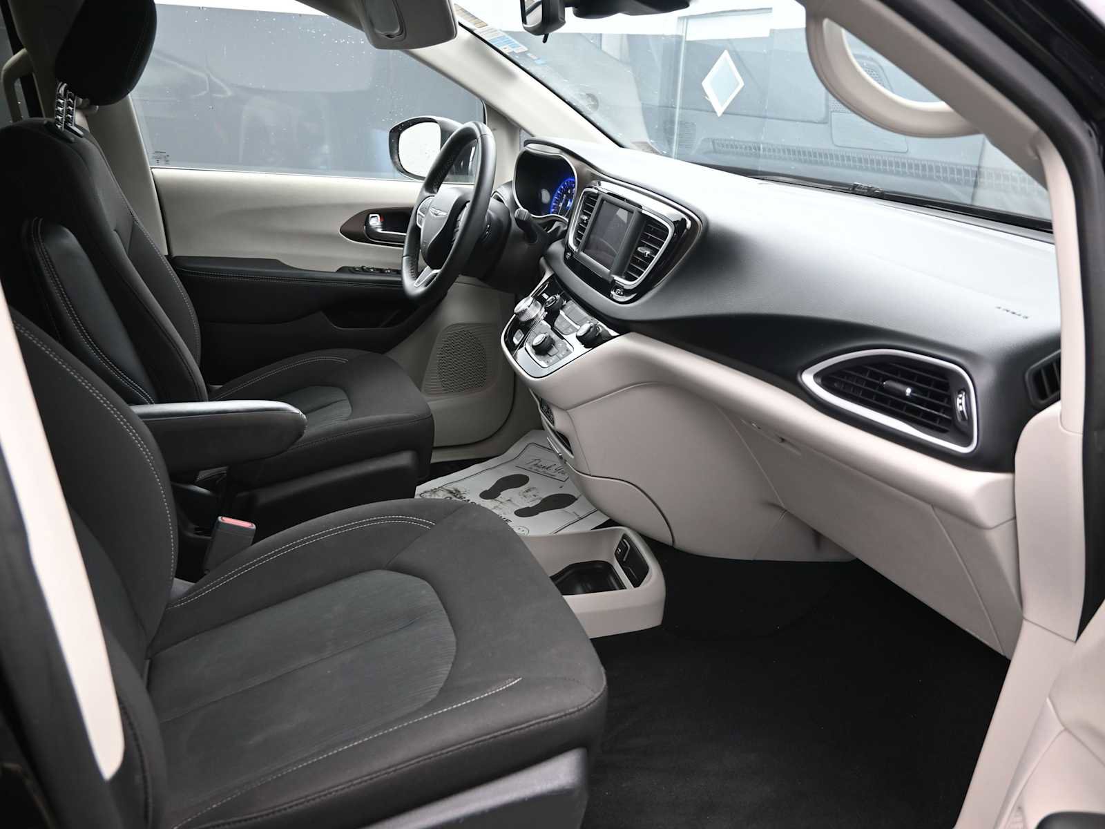 Used 2024 Chrysler Voyager LX FWD image 10