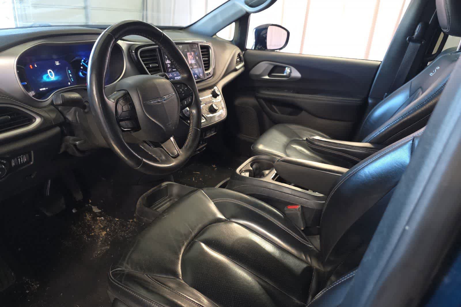 Used 2022 Chrysler Pacifica Touring-L w/ S Appearance Package FWD image 14