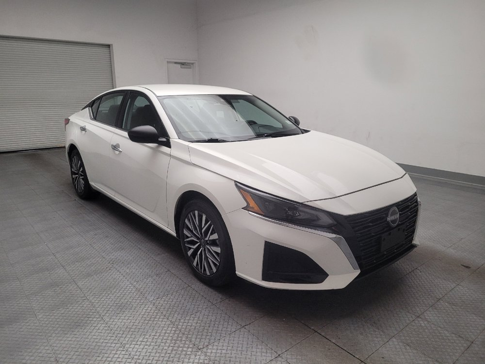 Used 2025 Nissan Altima 2.5 SV FWD image 13