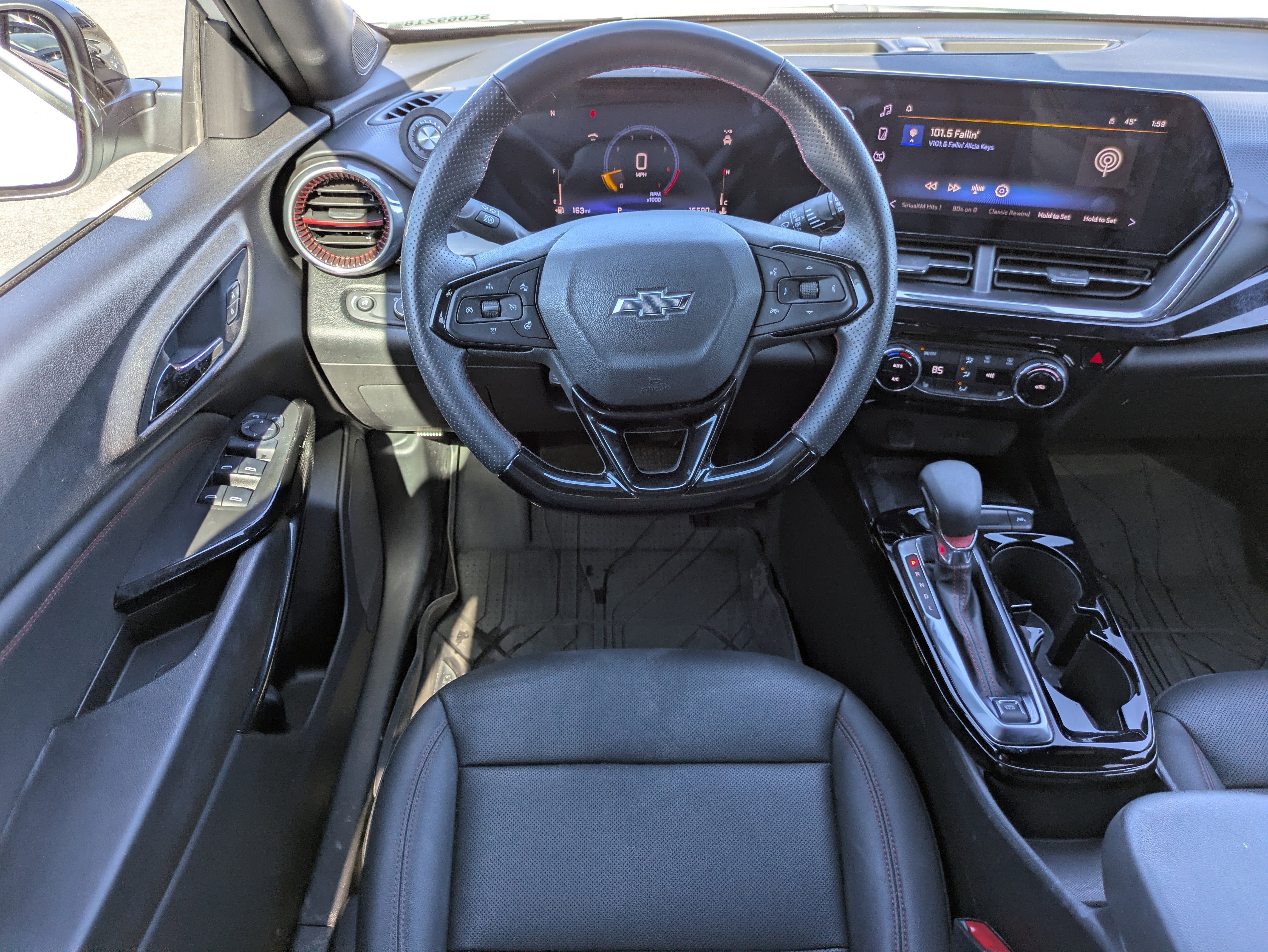 Used 2025 Chevrolet Trax RS w/ Sunroof Package image 4