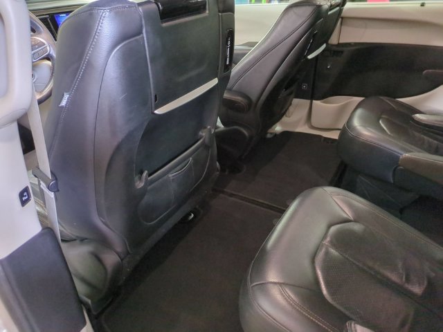 Used 2017 Chrysler Pacifica Touring-L Plus FWD image 27