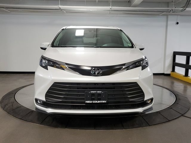 Used 2026 Toyota Sienna XLE AWD/4WD image 3