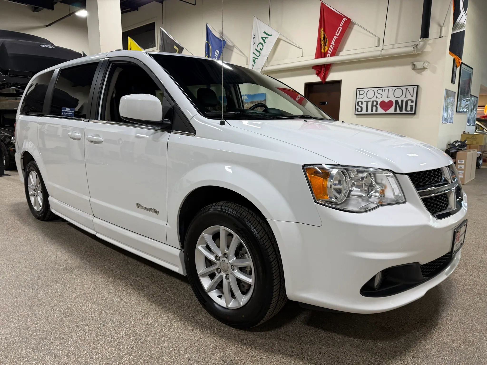 Used 2019 Dodge Grand Caravan SXT FWD image 15