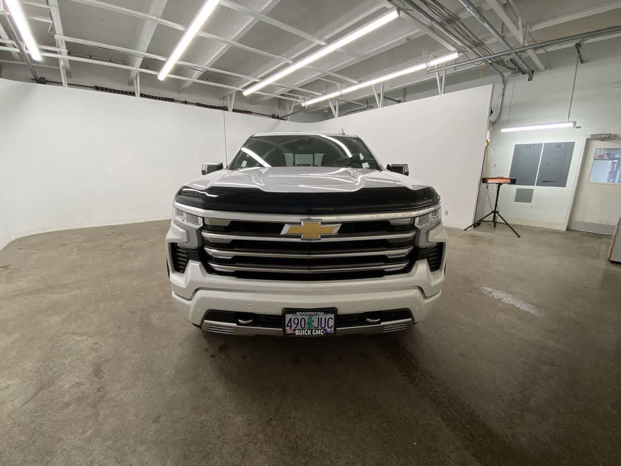 Used 2024 Chevrolet Silverado 1500 High Country w/ Technology Package AWD/4WD image 9