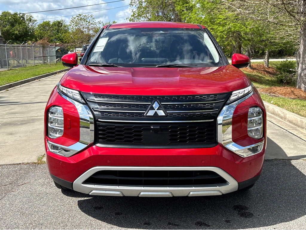 Used 2024 Mitsubishi Outlander SE image 2