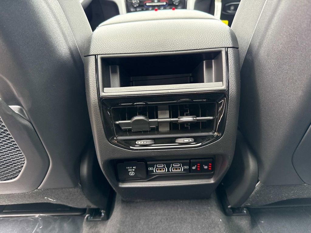 New 2025 Jeep Grand Cherokee Limited w/ Black Appearance Package AWD/4WD image 17
