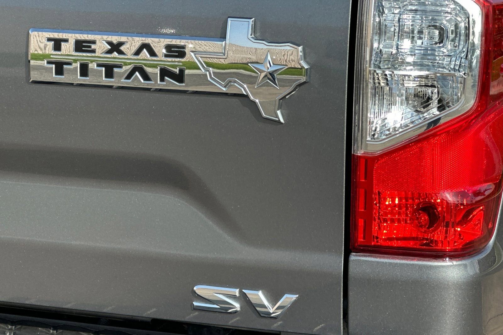 Used 2017 Nissan Titan SV image 28