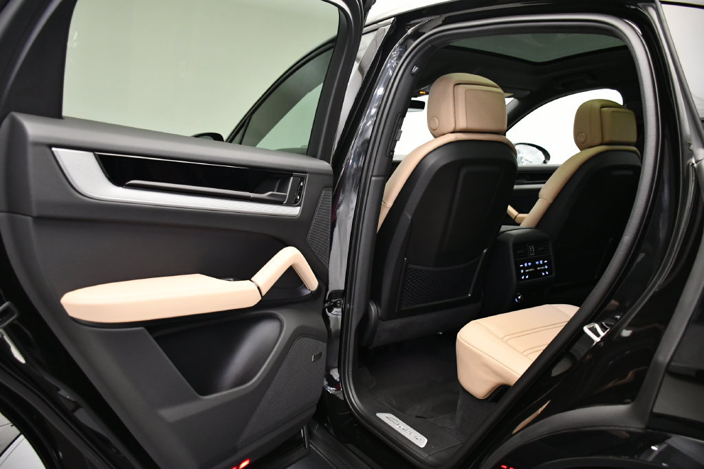 Certified 2025 Porsche Cayenne E-Hybrid Coupe AWD/4WD image 45