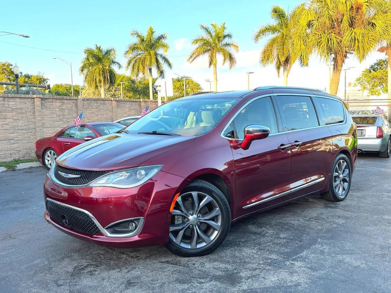 Used 2020 Chrysler Pacifica Limited w/ Tire & Wheel Group FWD image 3
