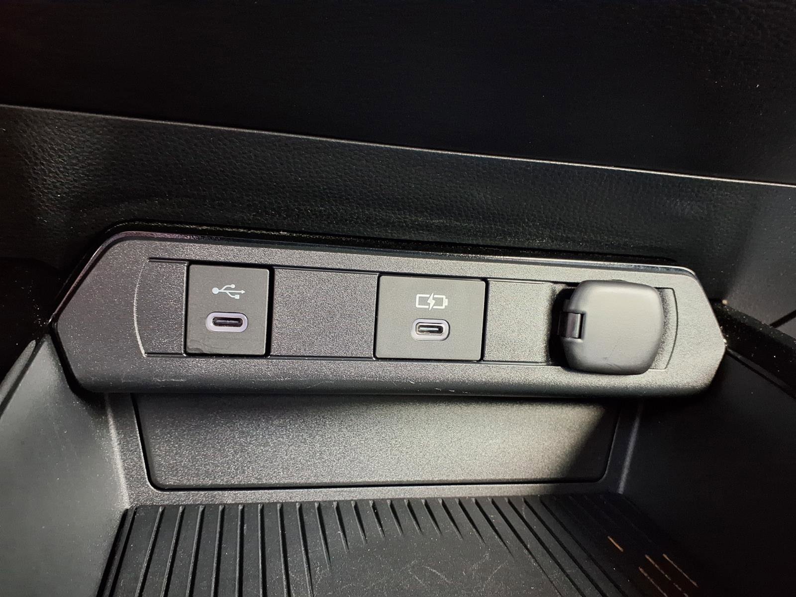 Used 2025 Toyota Prius XLE FWD image 10
