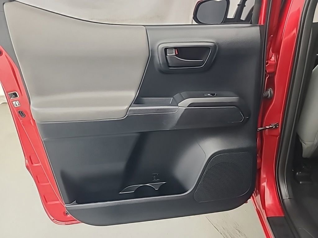 Used 2016 Toyota Tacoma SR image 18