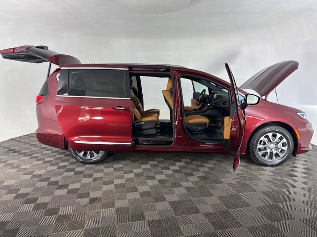 Used 2023 Chrysler Pacifica Pinnacle image 13