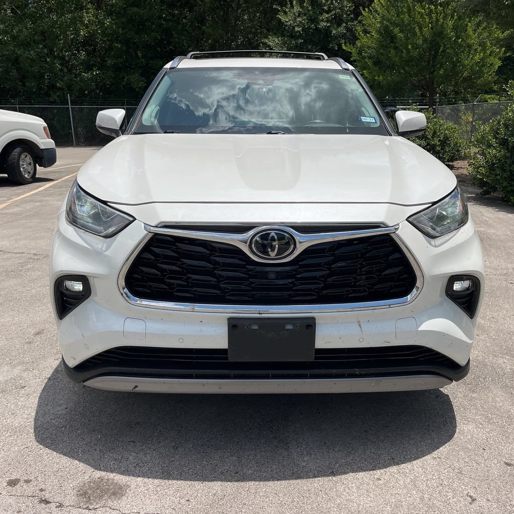Used 2021 Toyota Highlander Platinum FWD image 2
