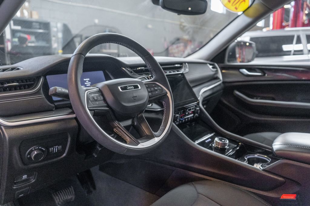 Used 2023 Jeep Grand Cherokee Laredo w/ Luxury Tech Group I image 19