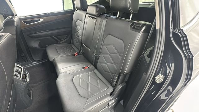 Used 2025 Volkswagen Atlas SE image 12