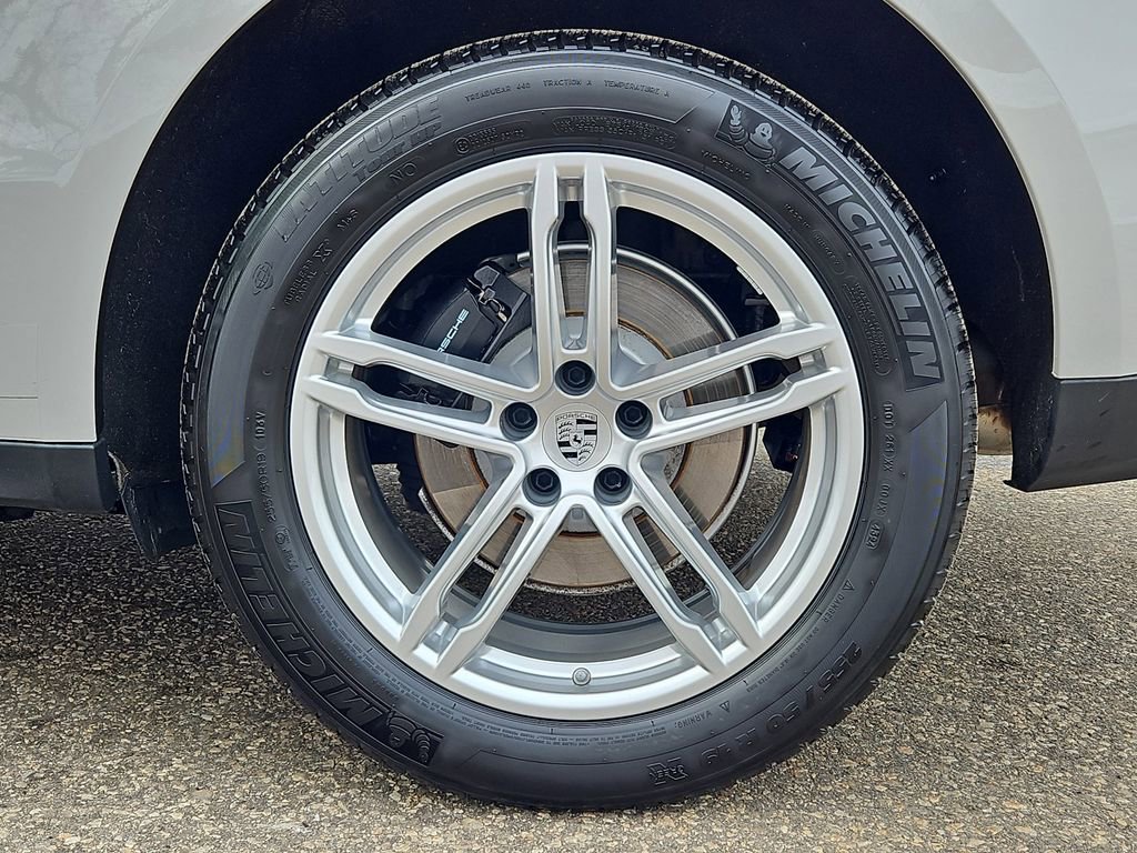 Certified 2025 Porsche Macan image 11
