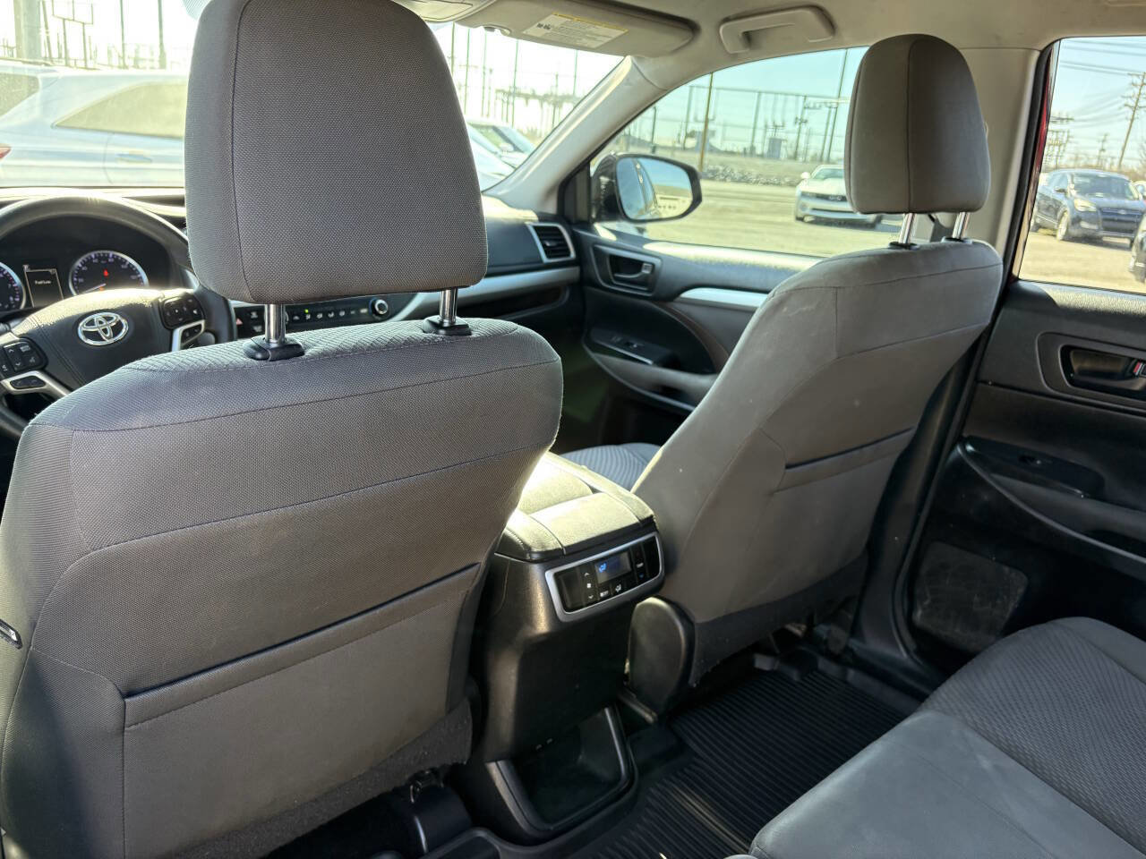 Used 2018 Toyota Highlander LE image 16