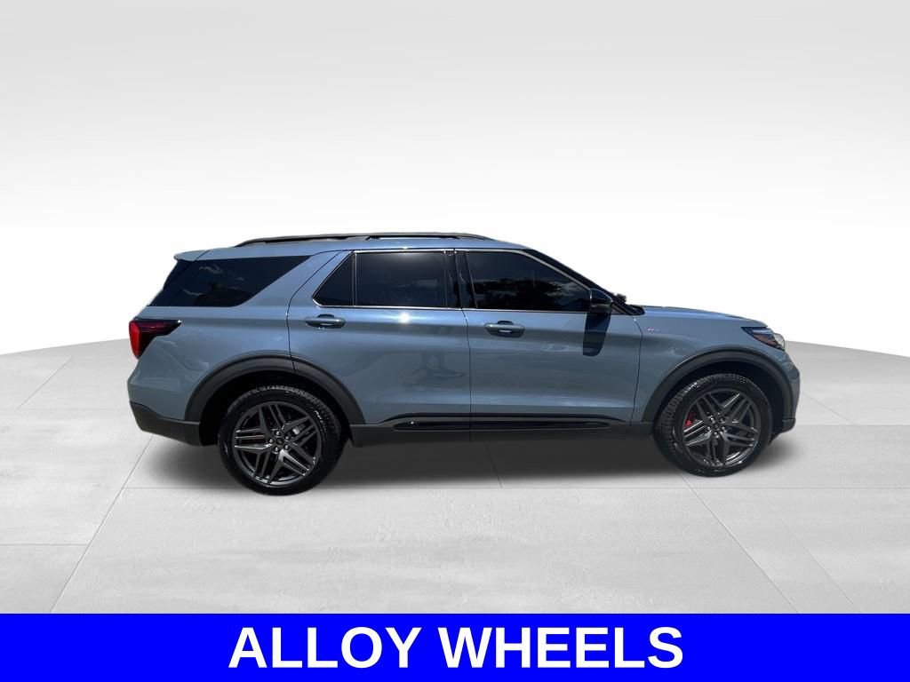 Used 2025 Ford Explorer ST-Line w/ Premium Package image 3