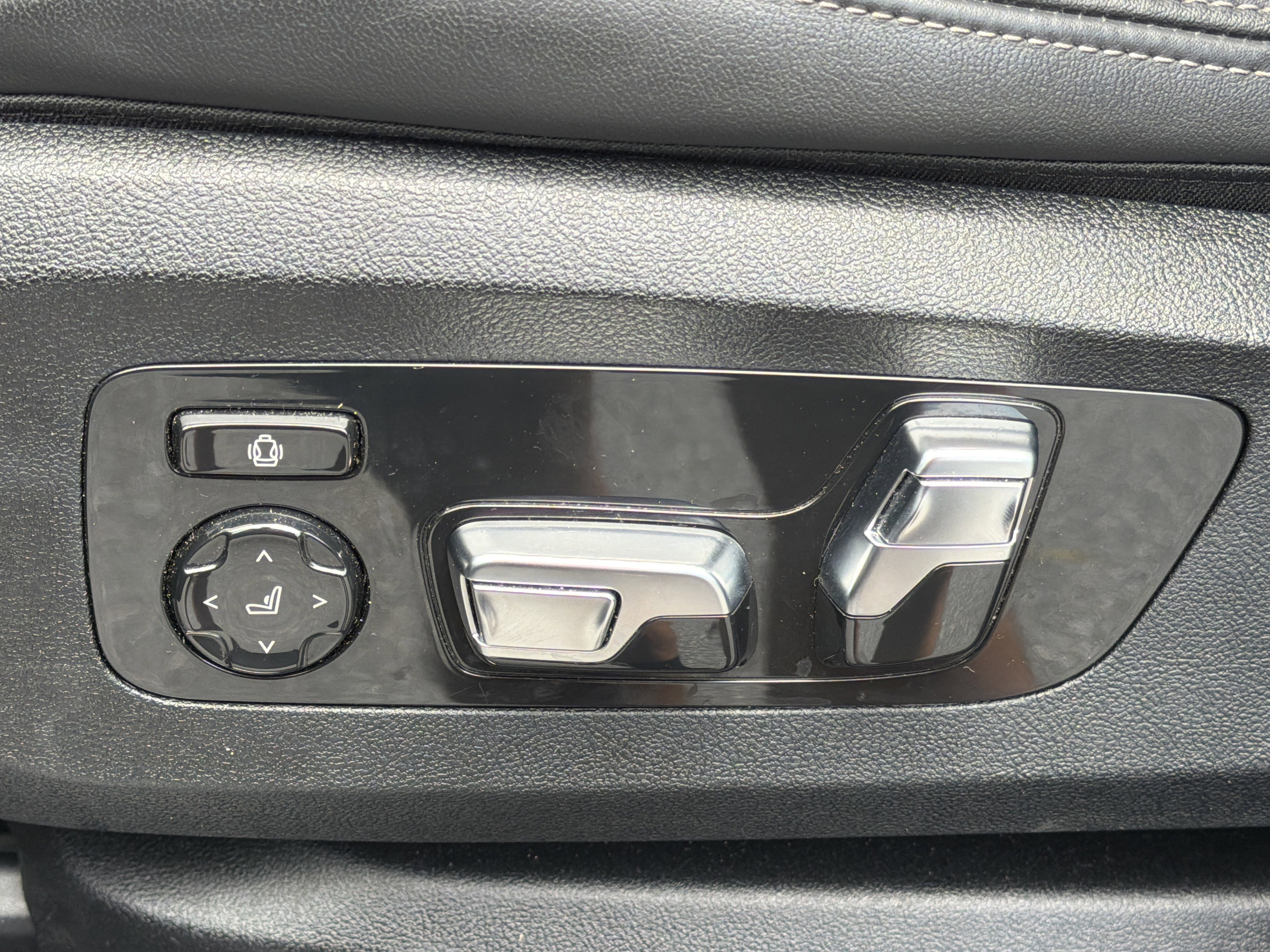 Certified 2025 BMW X6 xDrive40i AWD/4WD image 18