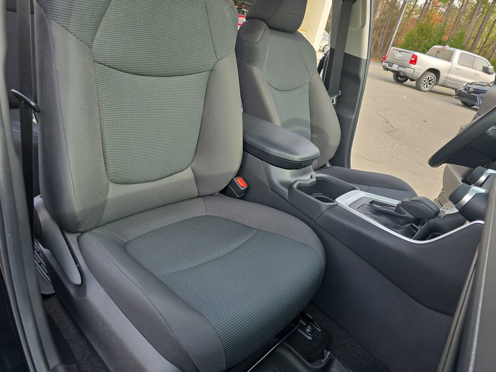 Used 2022 Toyota RAV4 LE image 16