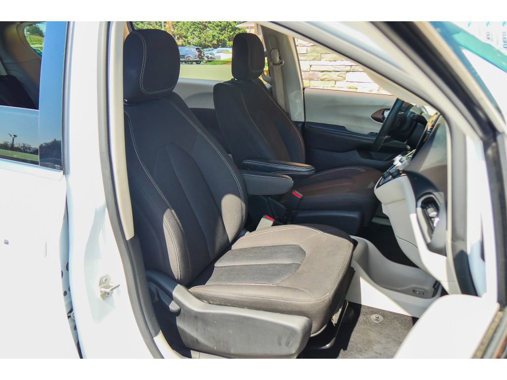 Used 2023 Chrysler Voyager LX image 14
