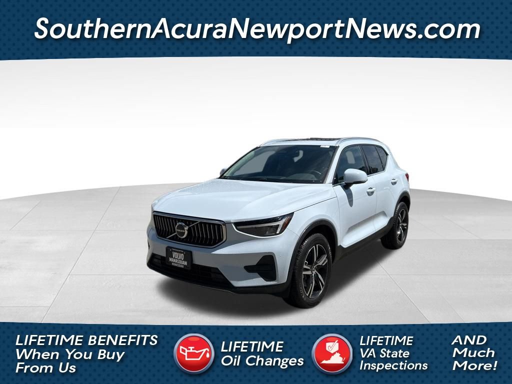 Used 2025 Volvo XC40 B5 Core image 1