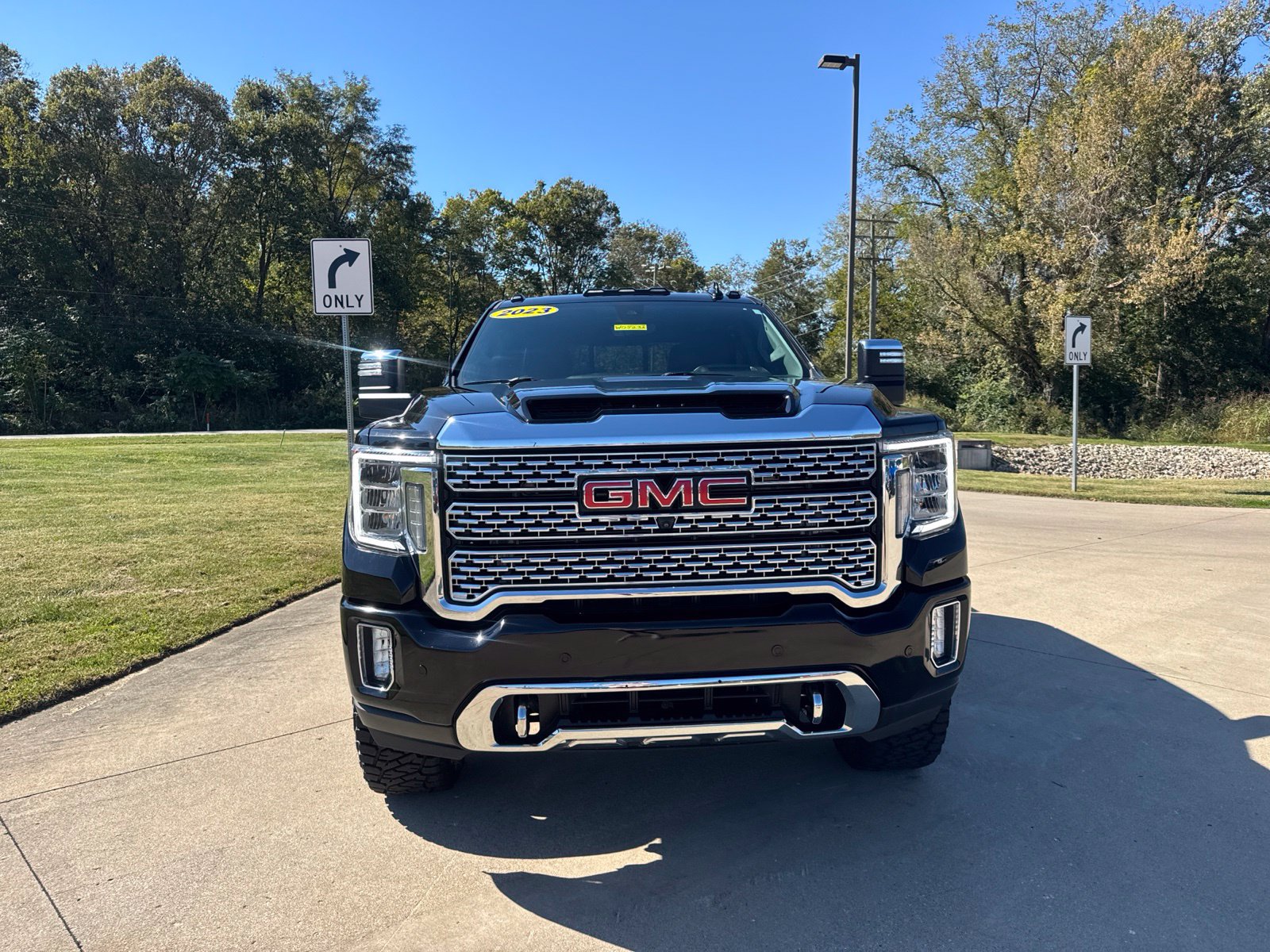 Used 2023 GMC Sierra 3500 Denali w/ Denali Ultimate Package AWD/4WD image 2