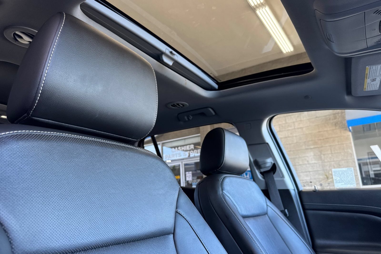 Used 2022 GMC Acadia SLT w/ Elevation Edition FWD image 18