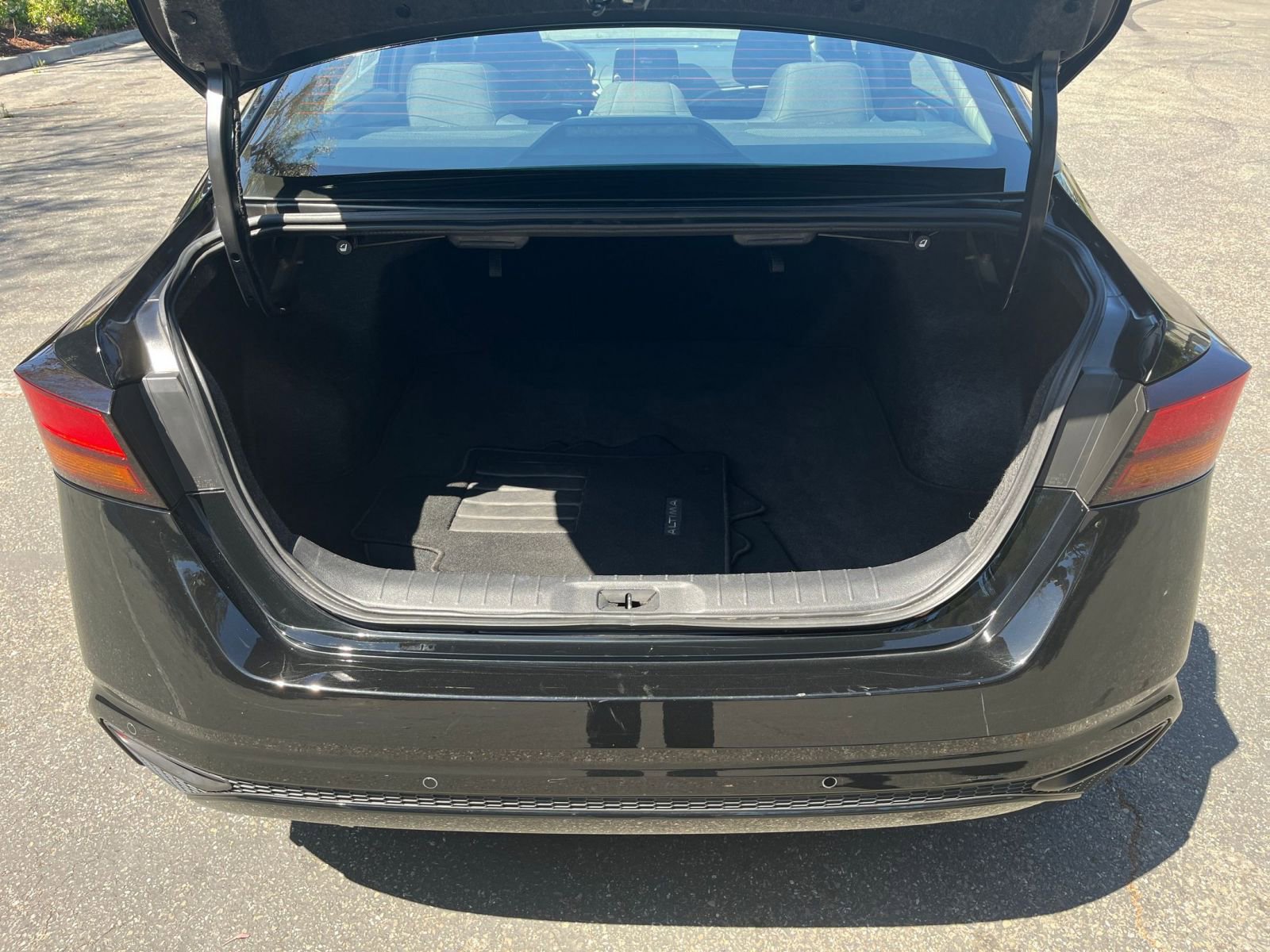 Used 2025 Nissan Altima 2.5 SV FWD image 30