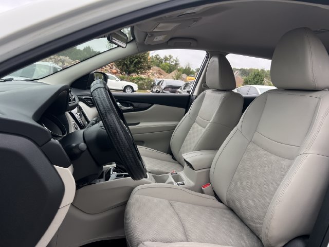 Used 2022 Nissan Rogue Sport SV w/ Technology Package FWD image 12