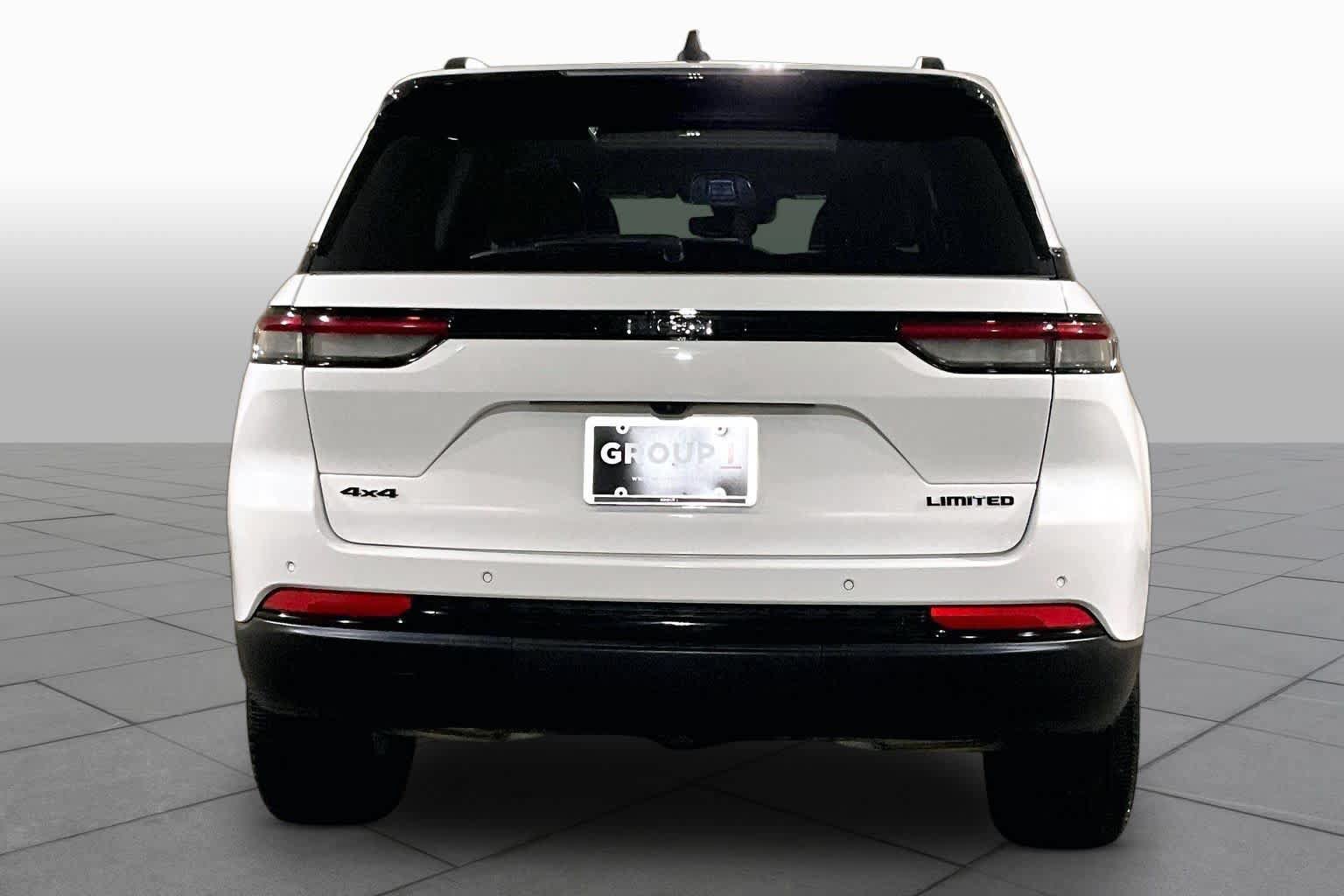 Used 2024 Jeep Grand Cherokee Limited w/ Black Appearance Package AWD/4WD image 4