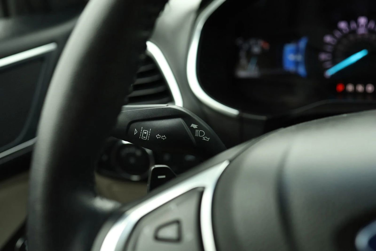 Used 2018 Ford Edge Titanium w/ Ford Safe & Smart Package image 17