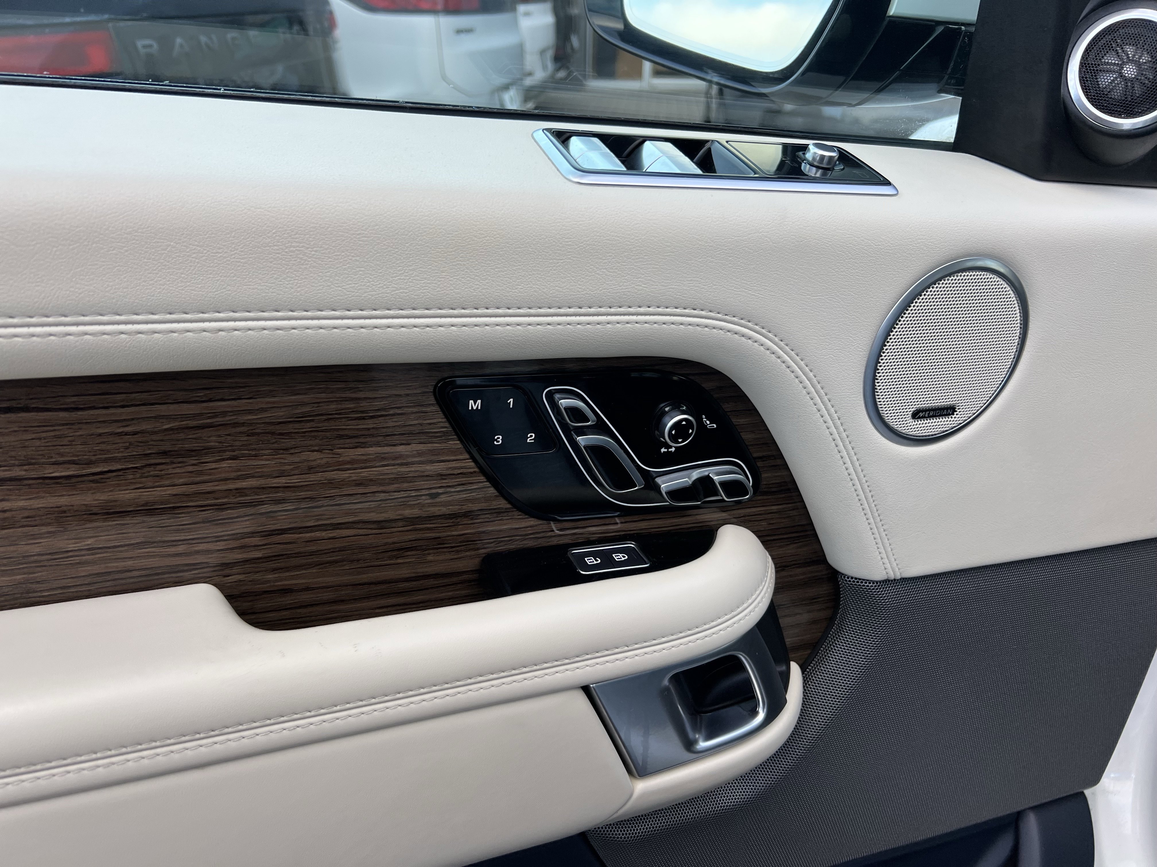 Certified 2022 Land Rover Range Rover P525 Westminster Edition image 12