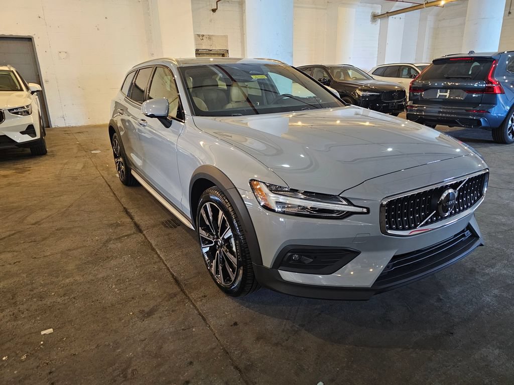 Certified 2025 Volvo V60 B5 Cross Country Ultra AWD/4WD image 5
