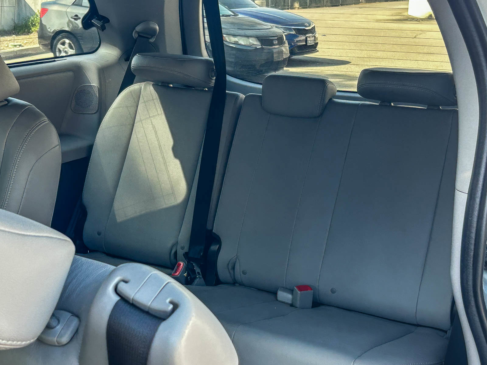 Used 2018 Toyota Sienna Limited w/ Carpet Mat Package image 19