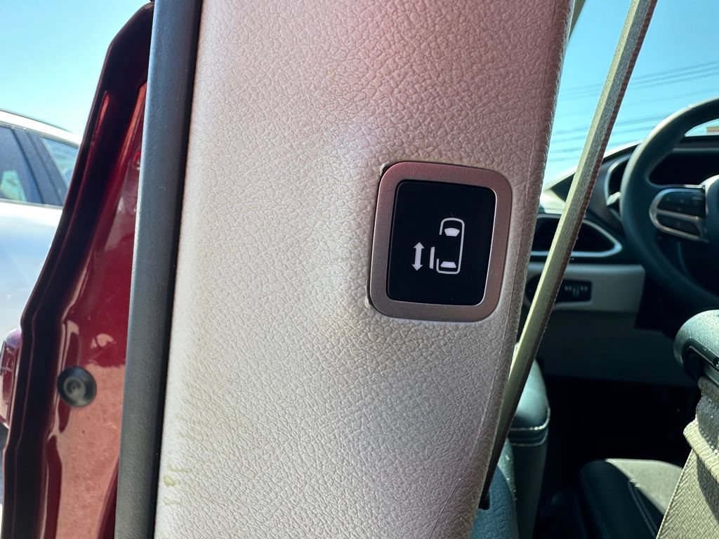 Used 2023 Chrysler Voyager LX FWD image 15