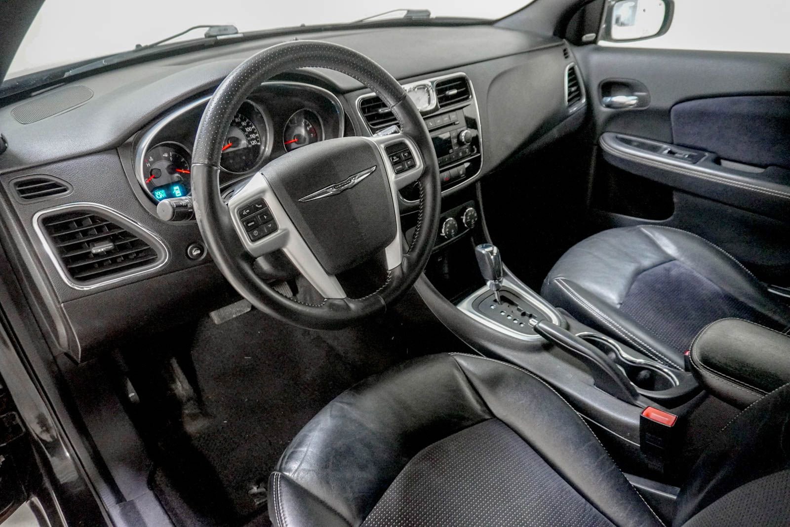 Used 2014 Chrysler 200 Limited w/ 200 S V6 Premium Group image 17