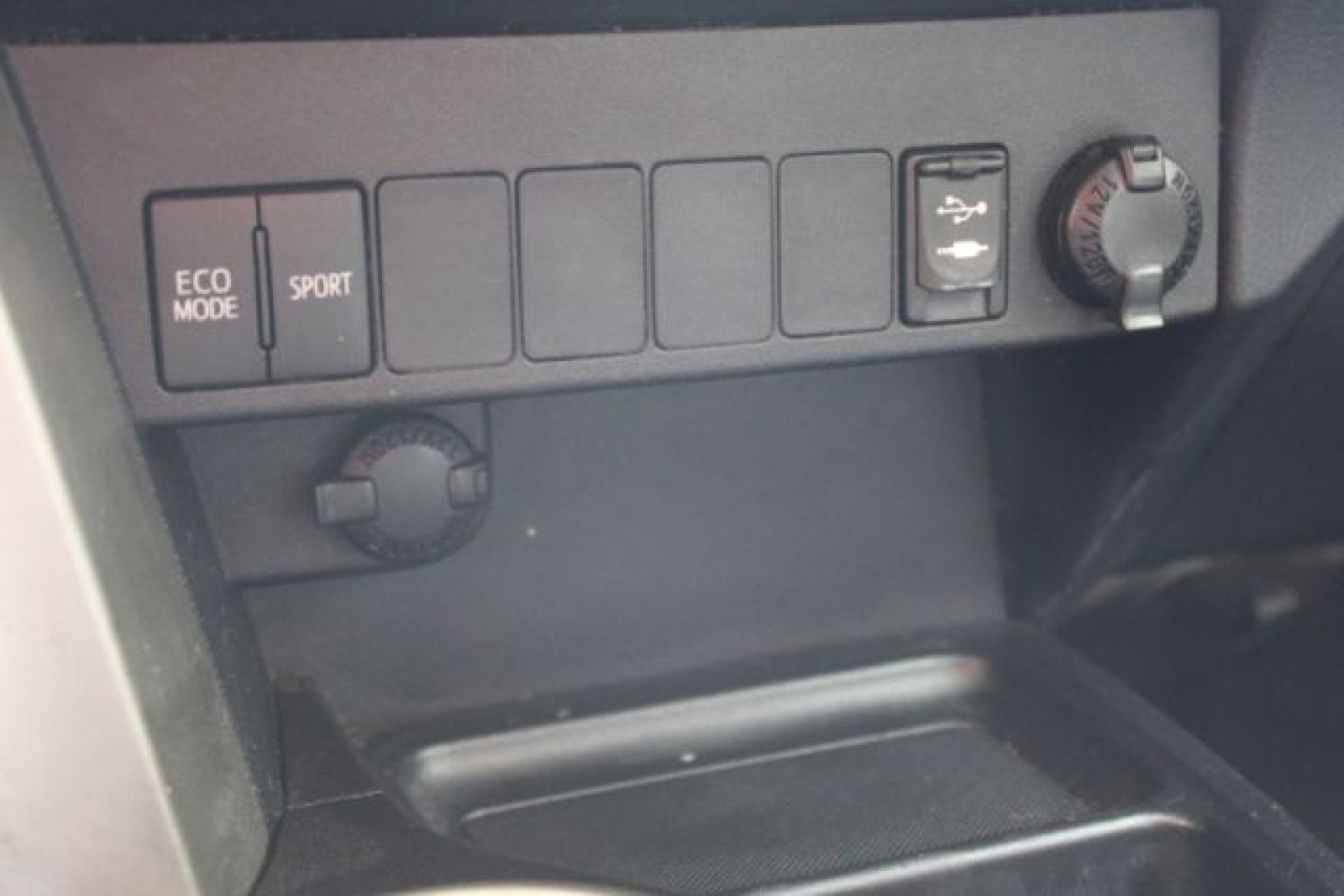 Used 2015 Toyota RAV4 XLE image 19