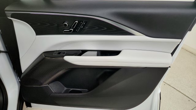 Used 2025 Cadillac Lyriq Luxury w/ LPO, Floor Liner Package RWD image 39